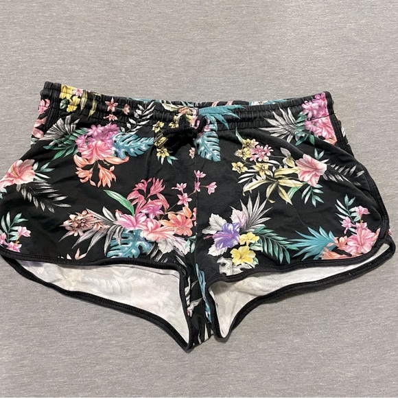 ✨✨**$40 for 3** ✨✨  Terranova Floral Board Shorts ($20/each) - Picture 8 of 10